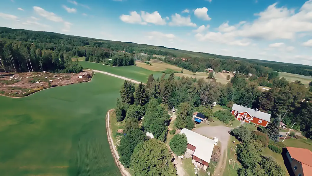 Kesällä 2026 kuvattu drone-video Taidetila Kivisavusta